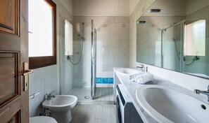 Shower, towels - Villa 'Fiori 3' with Sea View, Wi-Fi, and Air Conditioning (S.Margh.di Pula)