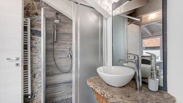 Ducha, secador de pelo, toallas