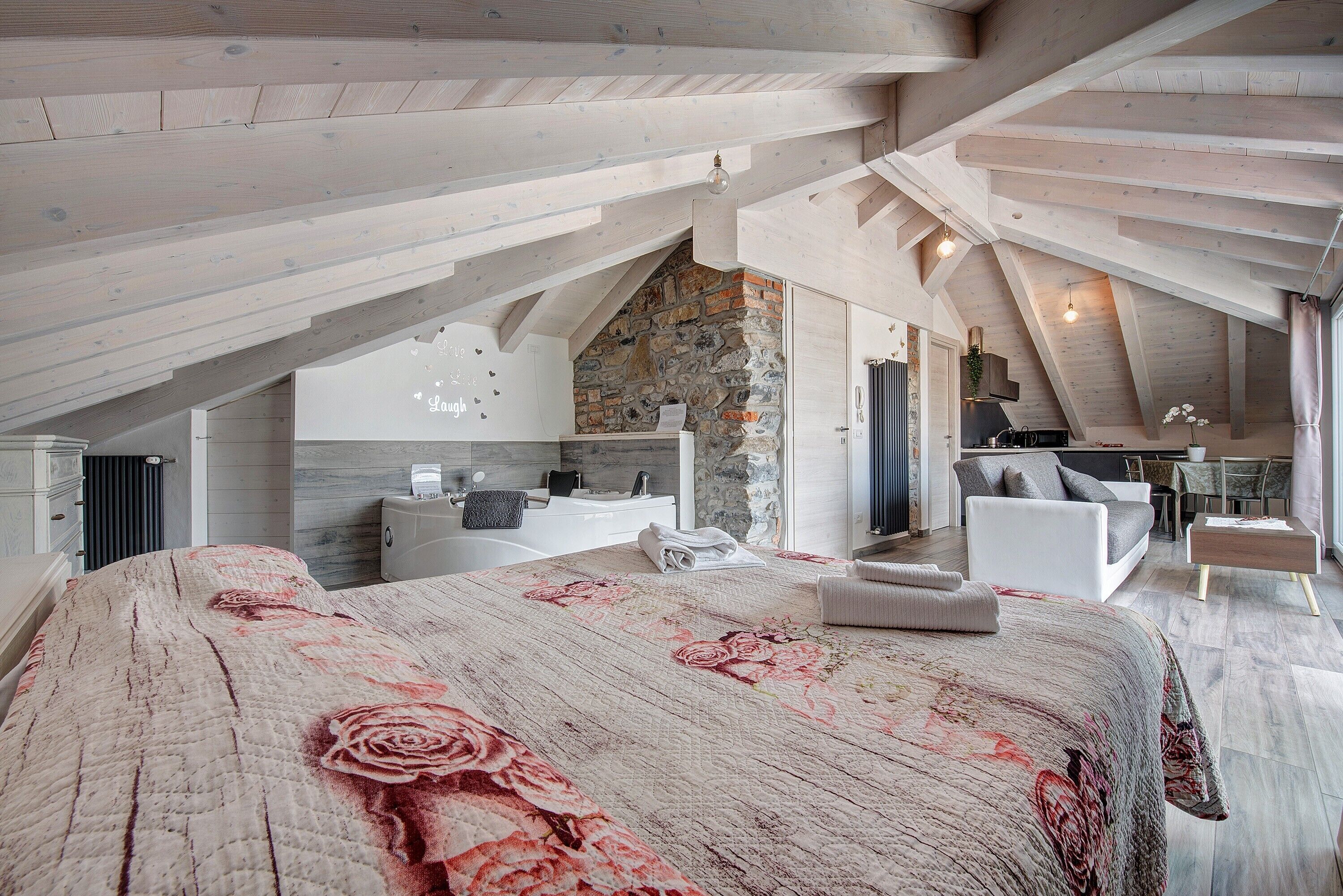 1 habitación, tabla de planchar con plancha, wifi gratis y ropa de cama 