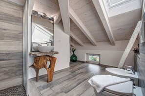 Een douche, een haardroger, handdoeken