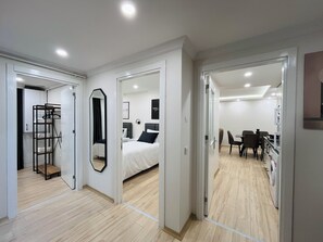 2 slaapkamers, een bureau, een strijkplank/strijkijzer, reisbedje