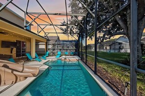 من حمّامات السباحة المغطاة