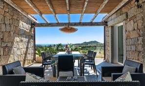 Outdoor dining - Villa 'Laccus 8' with Sea View, Wi-Fi and Air Conditioning (Castiadas)
