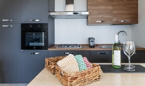 Fridge, oven, stovetop, dishwasher