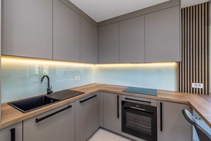 Réfrigérateur, four, plaque de cuisson, lave-vaisselle