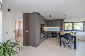 Fridge, oven, stovetop, dishwasher