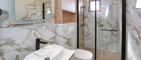 Dusche, Haartrockner, Handtücher, Toilettenpapier