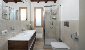 Chuveiro, toalhas de banho