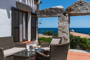 Outdoor dining - Villa 'Casa 14' with Sea View, Private Terrace and Air Conditioning (Castiadas)