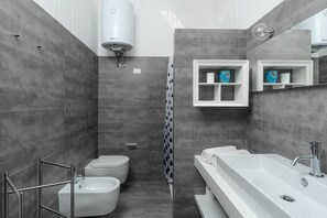 Shower, towels - Villa 'Casa 14' with Sea View, Private Terrace and Air Conditioning (Castiadas)