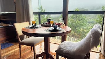 Deluxe-chalet, keittotila, vuoristonäköala | Ruokailu omassa huoneessa