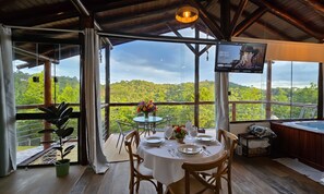 Deluxe-Chalet, Terrasse, Bergblick | Essbereich im Zimmer