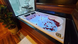 Deluxe Chalet, Kitchenette, Mountain View | Bathroom