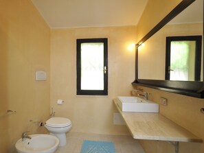 Een douche, handdoeken