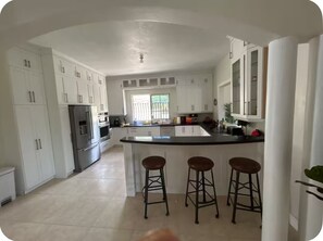 Micro-ondes, four, plaque de cuisson, lave-vaisselle