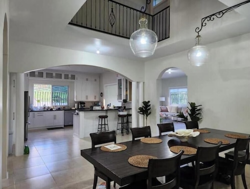 Huntley Mansion.6 Bedrooms-8 Beds-6 bathrooms.Pool