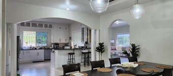 Huntley Mansion.6 Bedrooms-8 Beds-6 bathrooms.Pool