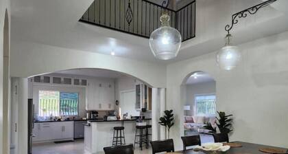 Huntley Mansion.6 Bedrooms-8 Beds-6 bathrooms.Pool