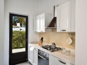 Frigorifero, forno, piano cottura, lavastoviglie