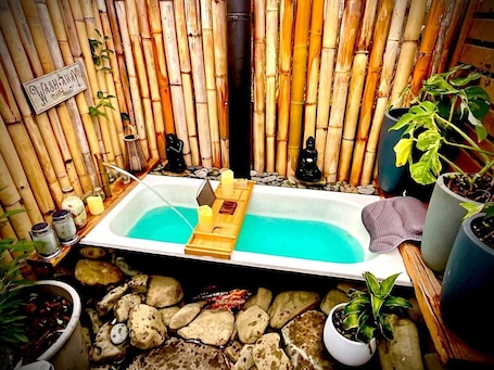 Spa. Cozy Studio - 5mins to Beach · Outdoor Bath · Breakfast Included · Pets Welcome