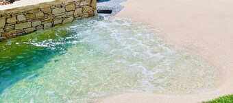 Villa with mini lagoon pool, 15 minutes from the beaches!