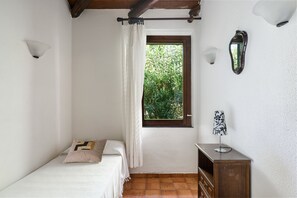 3 bedrooms, free WiFi, bed sheets - Villa 'Carla' with Private Terrace, Wi-Fi and Air Conditioning (Costa Rei)