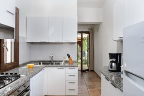 Frigorifero, forno, piano cottura, lavastoviglie