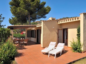 Outdoor dining - Villa 'Leonilde' with Private Terrace, Wi-Fi and Air Conditioning (Costa Rei)