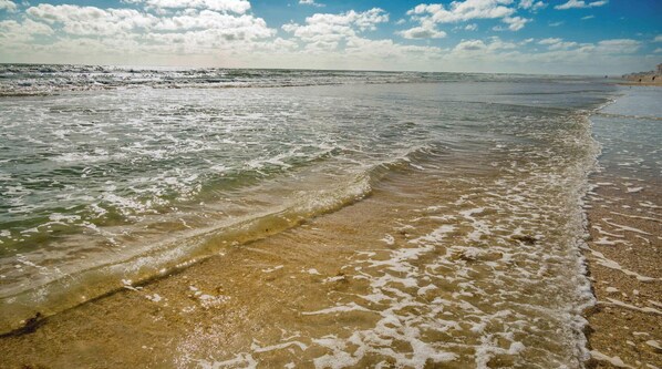 Beach nearby, sun-loungers, beach towels - Minutes Walk to Ocean 3-bedroom Pools Hot Tub Central Florida Attractions (New Smyrna Beach)