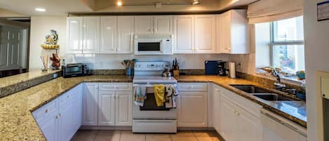 JÀÀkaappi, mikroaaltouuni, uuni, liesi