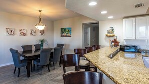 Dining - Minutes Walk to Ocean 3-bedroom Pools Hot Tub Central Florida Attractions (New Smyrna Beach)