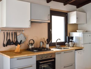 Frigorífico, horno, placa de cocina y lavavajillas