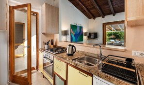 Frigorifero, forno, piano cottura, lavastoviglie