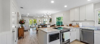 Heated Plunge Pool & Screened Lanai: 2BR/2BA Oasis Steps from North-End Beach