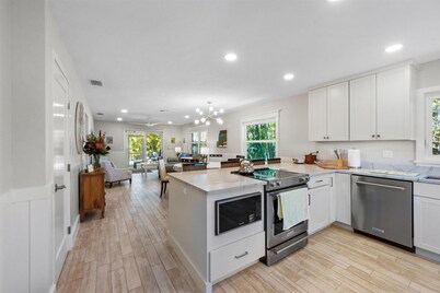 Heated Plunge Pool & Screened Lanai: 2BR/2BA Oasis Steps from North-End Beach