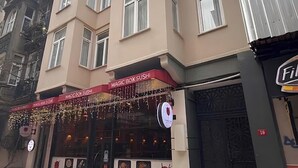 A building with a storefront labeled 'MAGIC BOX SUSHI' and a sign indicating room number 19. - One-Bedroom Apartment in Taksim - No: 5 (Istanbul)