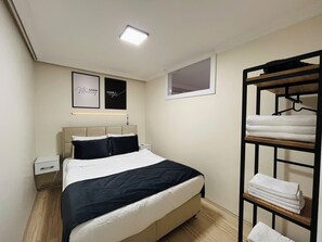 1 chambre, bureau, fer et planche à repasser, lit parapluie