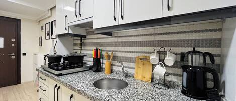 Réfrigérateur, plaque de cuisson, bouilloire électrique