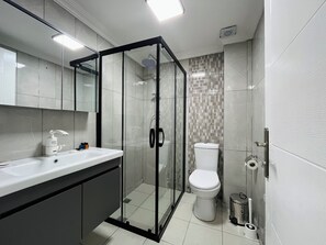 Secador de pelo, toallas, jabón y champú