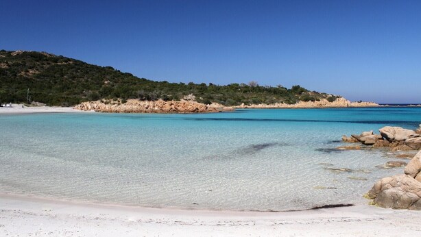 A beach with clear turquoise water, white sand, and rocky outcrops. - Villa 'Porto Rotondo' with Sea View, Wi-Fi and Air Conditioning (Porto Rotondo)