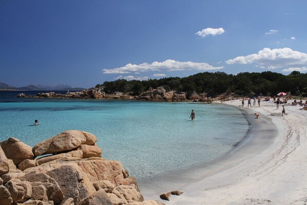 Una spiaggia nelle vicinanze