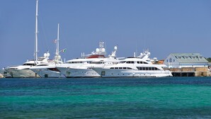 A marina with multiple yachts docked. - Villa 'Porto Rotondo' with Sea View, Wi-Fi and Air Conditioning (Porto Rotondo)