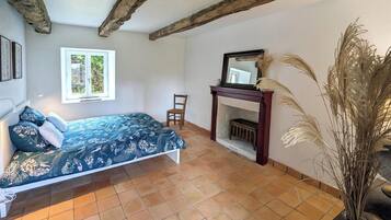 4 slaapkamers, een strijkplank/strijkijzer, wifi