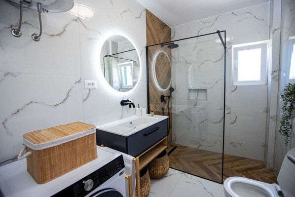 Shower, hair dryer, towels