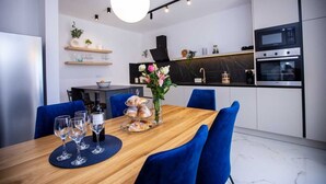 Una cocina moderna con comedor.