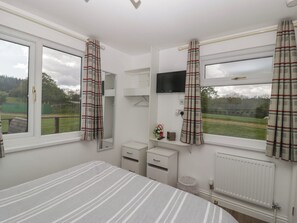 2 bedrooms, individually decorated, individually furnished