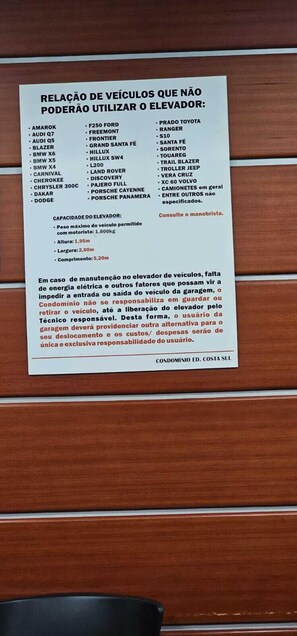 Un cartel enumera vehículos que no pueden usar el ascensor, incluyendo marcas como BMW, Audi y Toyota.