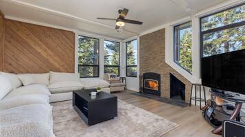 Een smart-tv, tafelvoetbal, boeken en een stereo