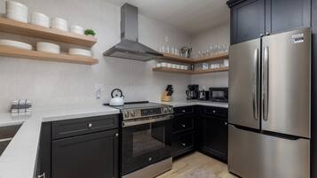 Een koelkast, een magnetron, een oven, een kookplaat