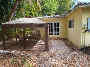Outdoor dining - Upscale area walking distance to intercoastal (Hollywood)